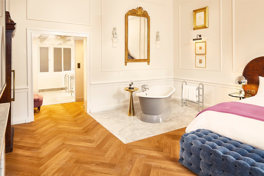 Innenansicht des Schlafbereiches mit Badewanne der Pulitzer Suite des Pulitzer Amsterdam Hotels